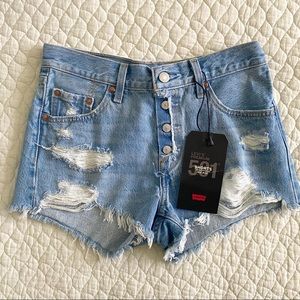 NWT Levi’s premium distressed light wash 501 short
